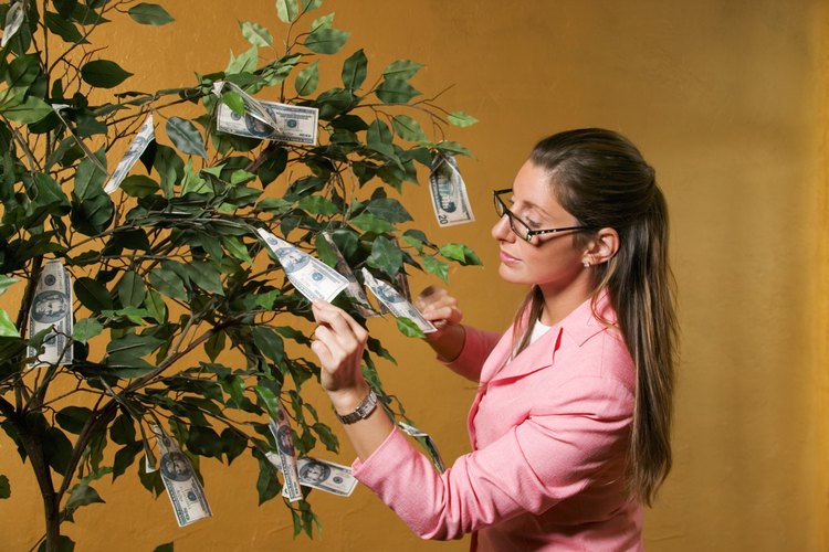 Pide a los invitados que traigan dinero contante y sonante para fijar en un árbol de dinero para el graduado.