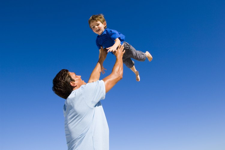 Algunos padres tienen dificultades para expresar emociones hacia los niños.