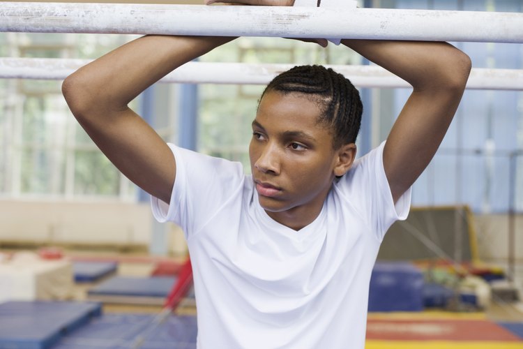 Las barras asimétricas requieren fuerza, equilibro y flexibilidad en el gimnasta.