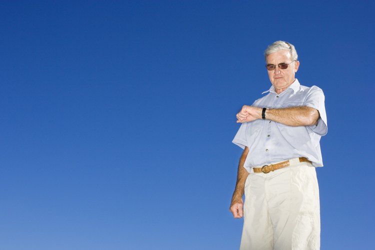Deshabilita tu señal de marcado de hora en tu reloj para prevenir que suene cada hora.