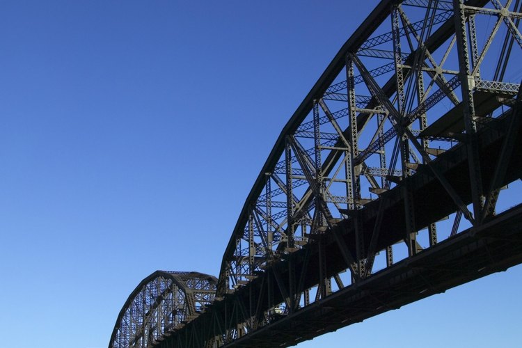 Las cerchas de puentes a menudo cruzan ríos.