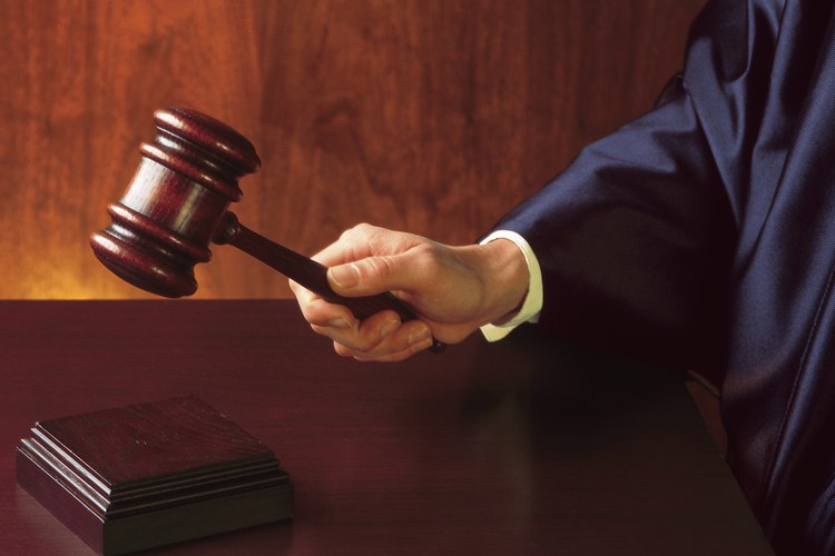 El tribunal puede emitir una sentencia en rebeldía en tu contra si no respondes a una demanda.
