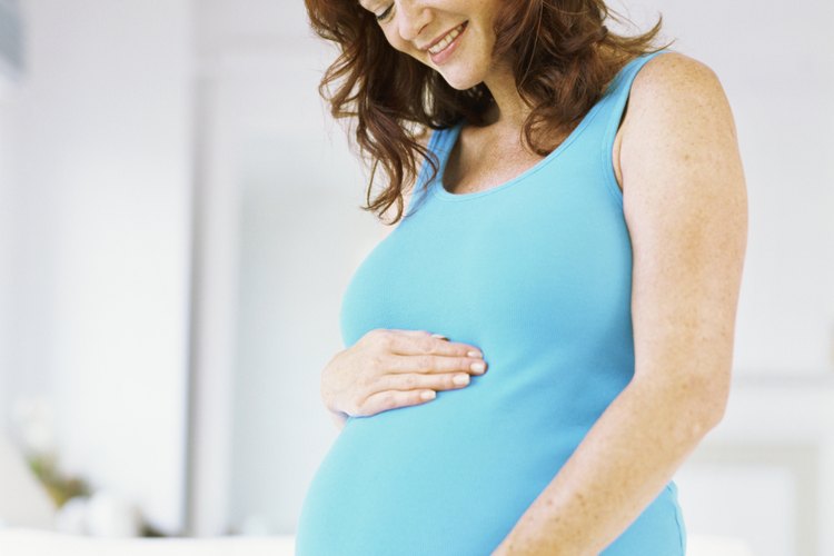 El alcohol no sólo afecta al bebé por nacer sino también a la madre.