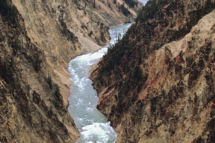 El Río Yellowstone fluye rápidamente por el Gran Cañón de Yellowstone.