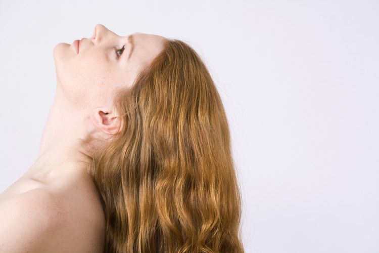 No laves tu cabello antes de teñirlo para permitir que éste absorba la mayor cantidad de tintura posible.