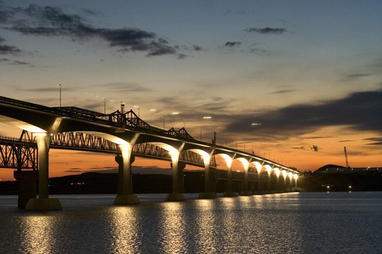 Los ingenieros civiles construyen puentes y otras infraestructuras importantes.
