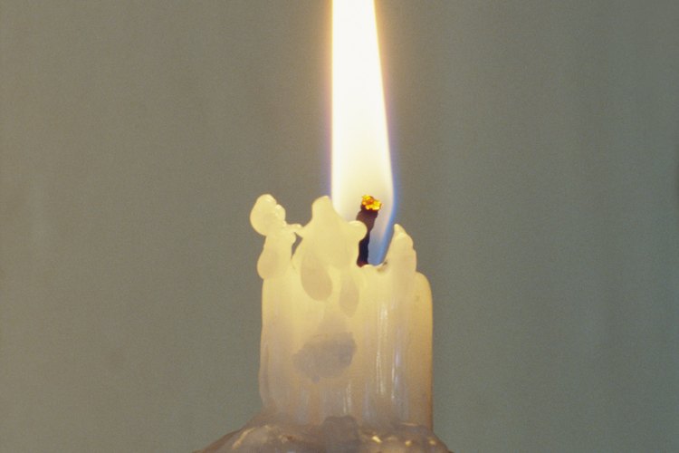 Las gotas de cera en los muebles son fáciles de quitar.