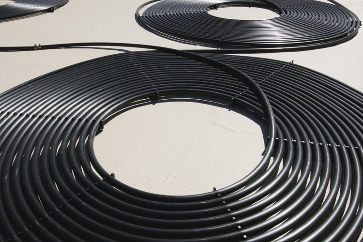 Tubos de calentamiento solar del agua sobre un techo.
