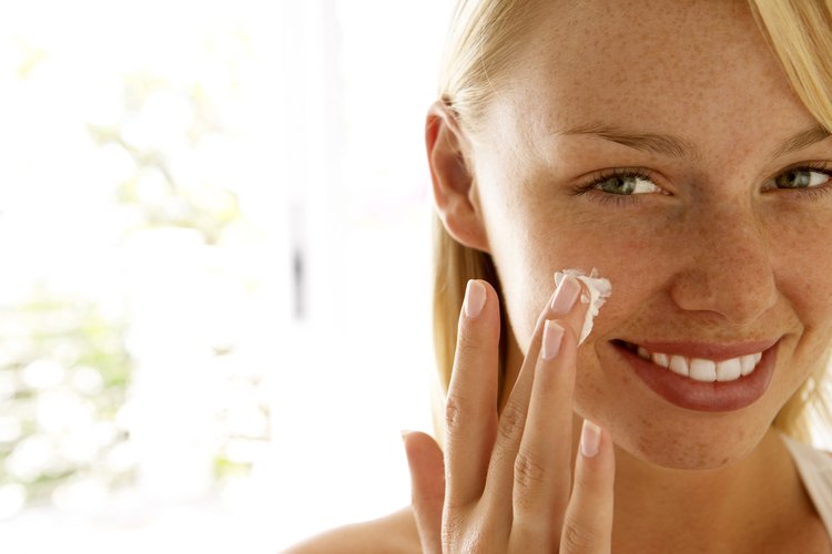 Experimenta con productos faciales.