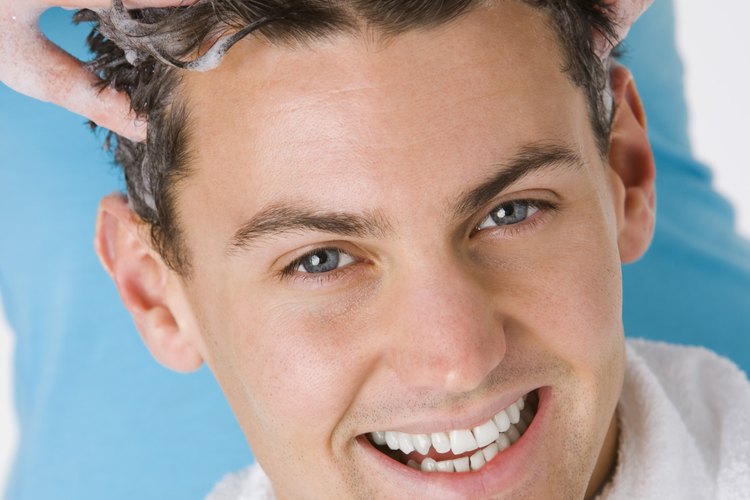 Un champú de limpieza profunda puede promover el crecimiento del cabello.