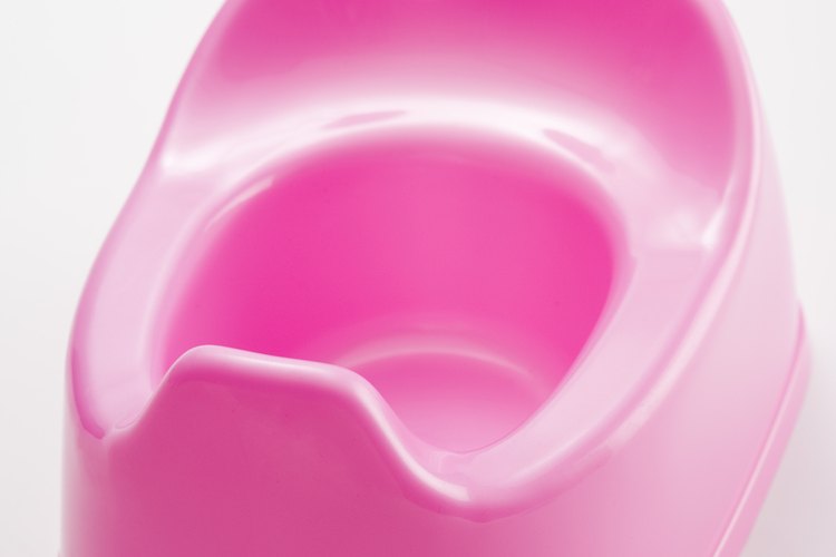Pasar la noche puede ser una de las partes más difíciles mientras le enseñas a tu hijo a usar el baño.