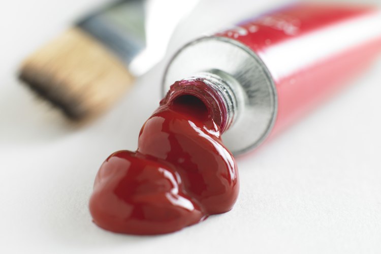 El color de una pintura es debido a las partículas coloidales suspendidas en el agua o aceite.