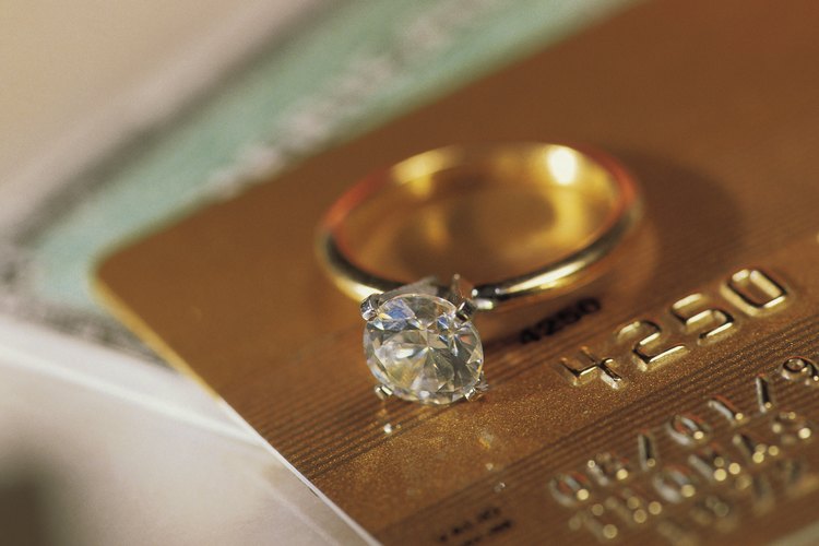 El oro amarillo es una elección popular para los anillos de compromiso.