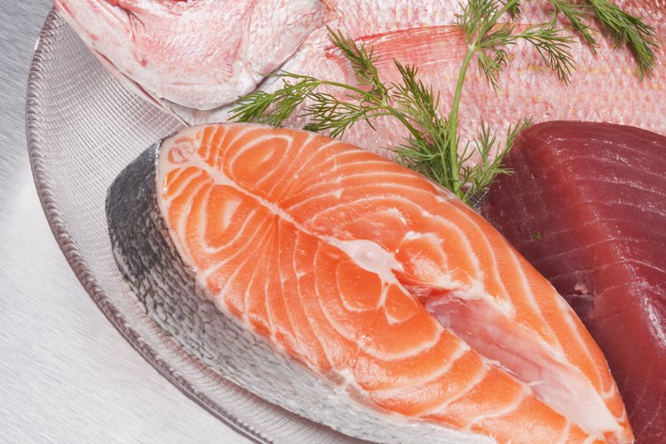 El salmón envuelto en plástico se pueden guardar en el refrigerador.