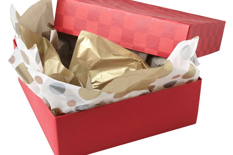 El papel de seda se utiliza a menudo para proteger regalos.