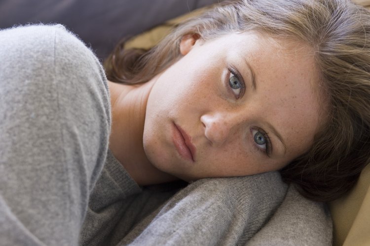 Reconocer los síntomas y buscar un tratamiento puede ayudar a superar la ansiedad adolescente.