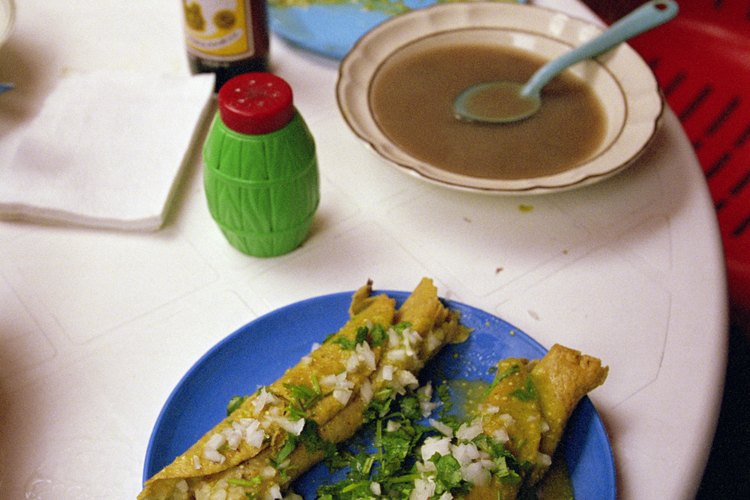 Tacos con cebolla y cilantro.