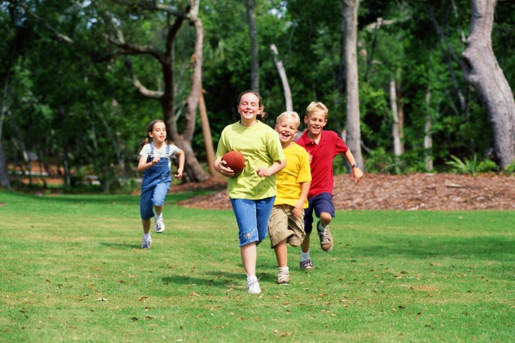 A los niños les encanta jugar al aire libre, por lo que el parque es una opción perfecta y asequible.
