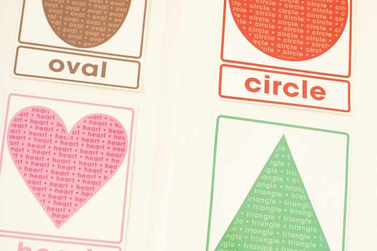 Las cartas son una manera de enseñarle a tu hijo de 2 años de edad las formas.