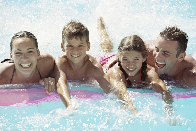 La natación es otra de las actividades amigables y muy querida por los niños durante el feriado del Día Conmemorativo.