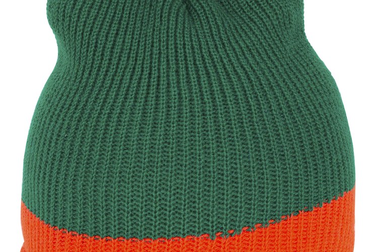 Adorna un gorro abrigado con un pompón de lana.