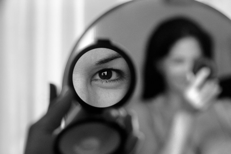Puedes hacer un espejo de doble vista usando las mismas técnicas que proporcionan privacidad o protección del sol.