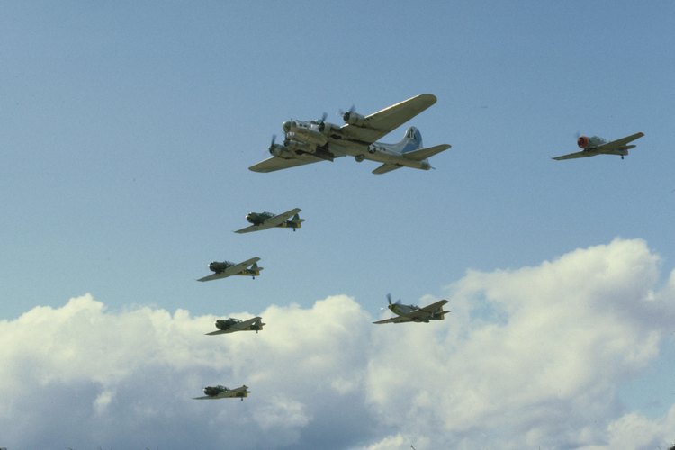 Los alemanes usaron botes U-boat, aviones, barcos de guerra y submarinos para atacar y hundir barcos de suministro estadounidenses.