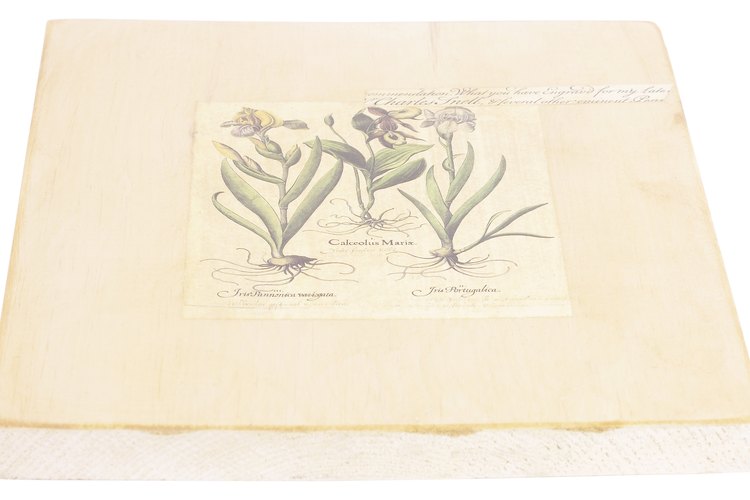 Puedes cambiar la decoración de un florero o marco de fotografías mediante la eliminación del decoupage.