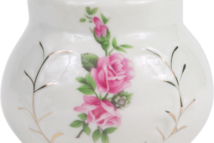 Los platos y otras piezas de porcelana antigua pueden mancharse con los años.