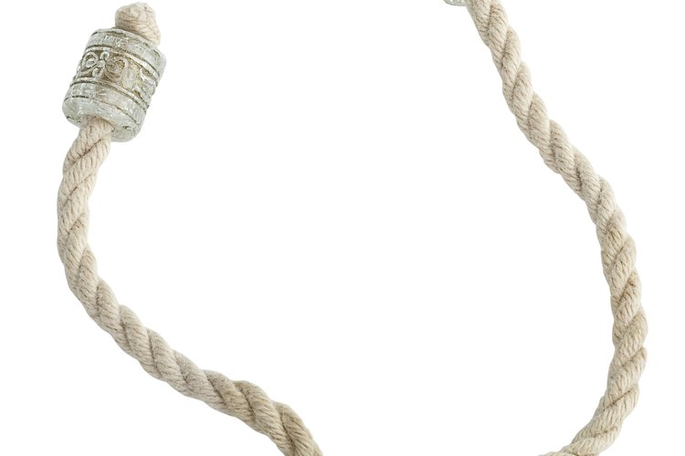 Los hilos de oro de esta cadena logran un elegante diseño tipo cuerda.
