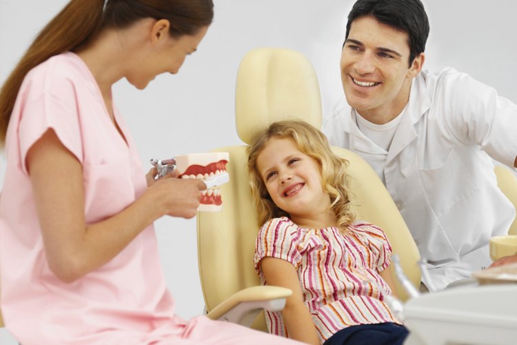 El consultorio odontológico pediátrico hace que la visita al dentista sea divertida para los niños.