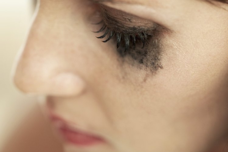 Evita tener ojos de mapache aplicándote bien el maquillaje.