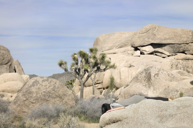 Campamento a la sombra de rocas del desierto en la Indian Cove.