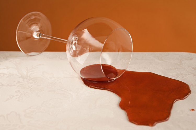 Espolvorea sal sobre los derrames de vino tinto para detener su propagación.