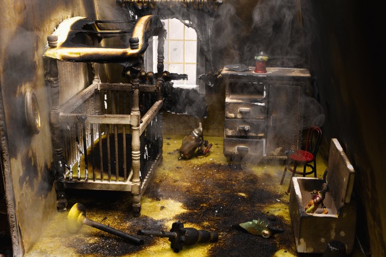 Después de un incendio en una casa, el olor a humo permanece y se adhiere a todo.