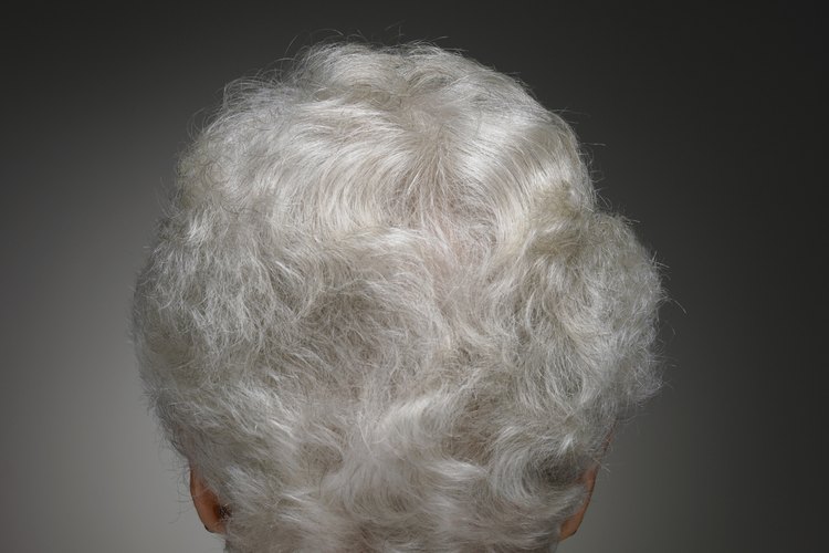 El bicarbonato de sodio blanqueará el pelo gris y blanco de manera natural.