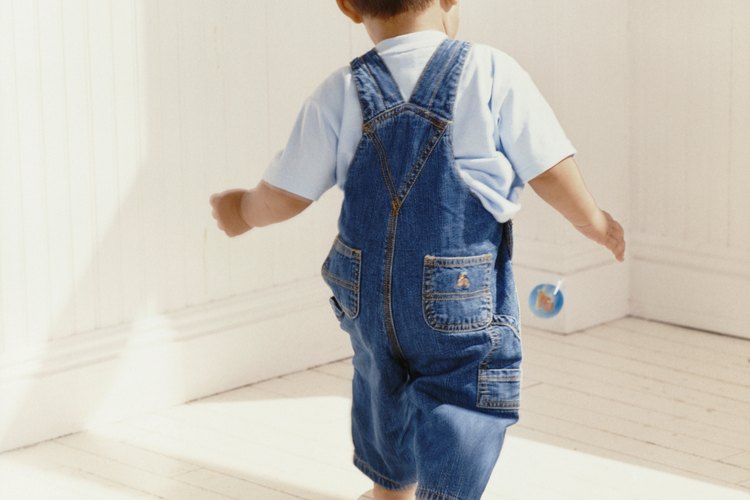 Muchos pequeños ya pueden caminar y correr bien a los 20 meses de edad.
