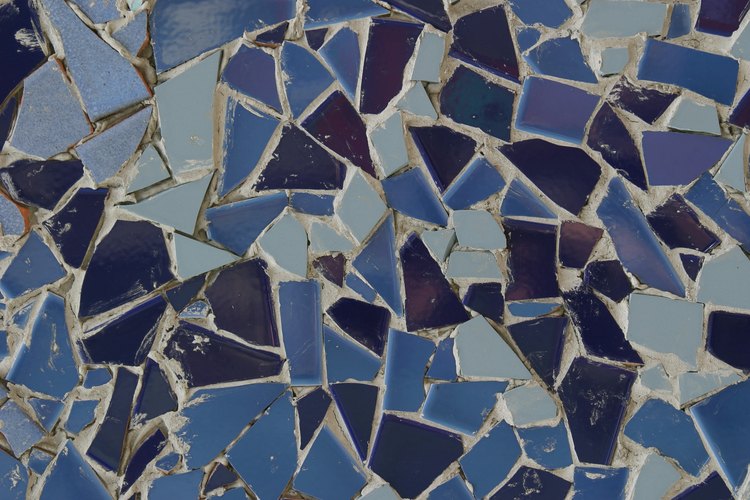 Los mosaicos son un conjunto de pequeñas piezas de cerámica de colores colocados con lechada.