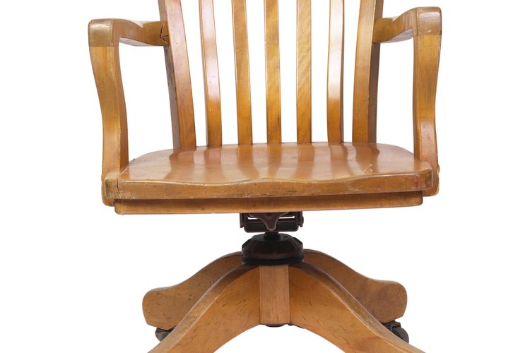 La madera de los troncos de maderas duras, árboles de hoja caduca y de árboles de hoja perenne suaves, se utilizan para crear toda clase de muebles de madera.
