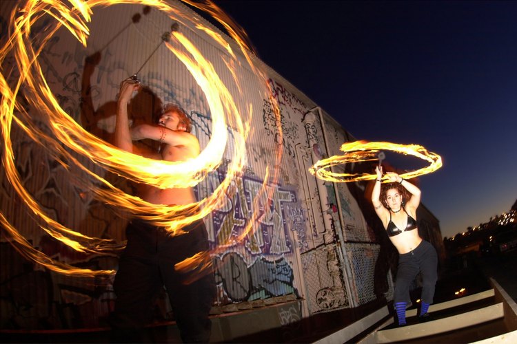 Malabares con fuego en una fiesta rave.