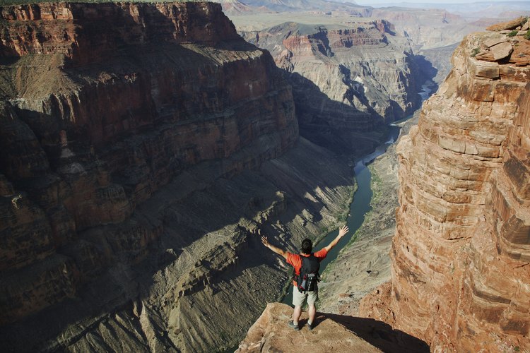 La vista desde el borde del cañón da pocas pistas sobre el Colorado debajo.