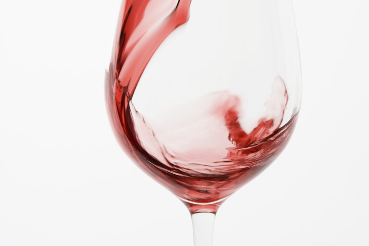 Elige copas de vino o champán rojas grabadas con la fecha de su boda o aniversario.