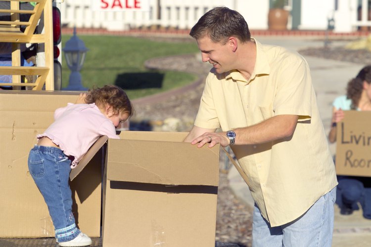 Tu niño quizá disfrute hacer su propio juguete con una caja de cartón.