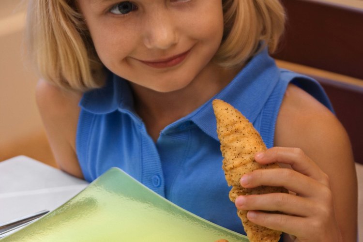 Alimenta a tu familia con crujientes tiras de pollo dorado para la cena.