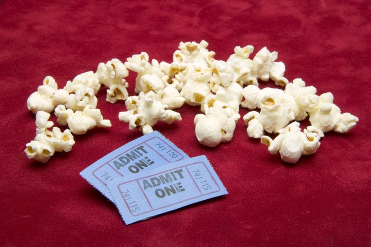 Agregar accesorios con temática de cine puede añadir el estilo en la atmósfera.