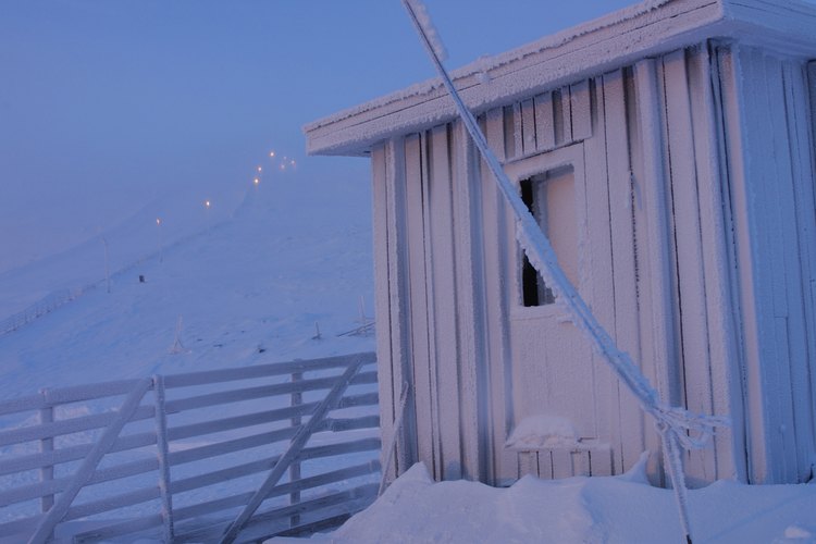 Una cabaña de playa expuesta a clima de invierno.