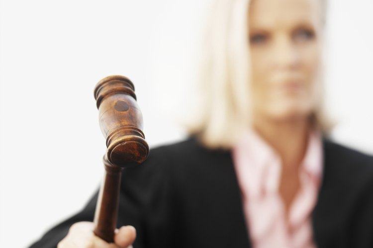 Las causas legales más comunes para solicitar un cambio de juez consisten en un conflicto de intereses, mala conducta por parte del juez, como sería la comunicación del juez con una parte del caso sin presencia de la otra.