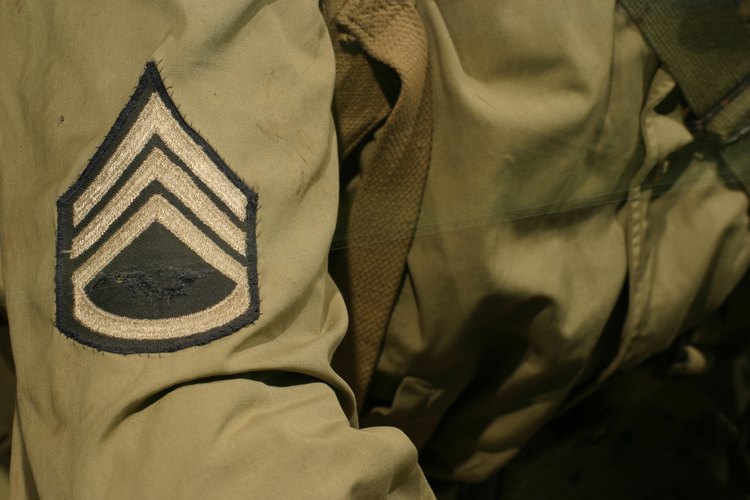 Las insignias a través de barras es casi de uso exclusivo de cada rama militar, aunque sí existen reglas generales.