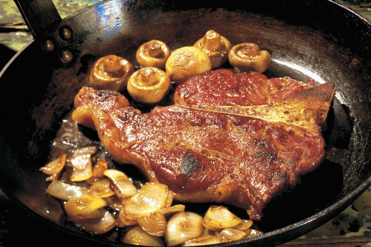 Hacer una carne a la plancha carameliza el exterior mientras que deja los jugos en el interior.