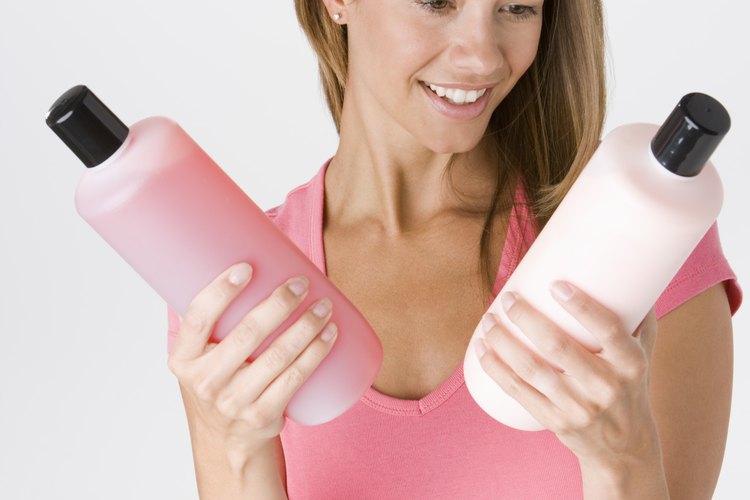 Selecciona un acondicionador para usar después del champú para lograr un cabello sedoso.